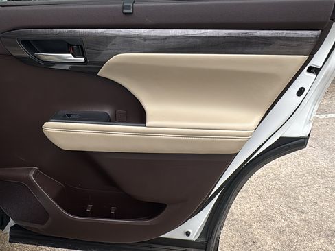 Used 2022 Toyota Highlander Platinum image 25