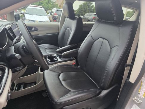 Used 2024 Chrysler Pacifica Touring-L FWD image 13