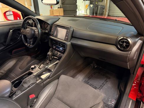 Used 2018 Nissan GT-R Premium AWD/4WD image 19