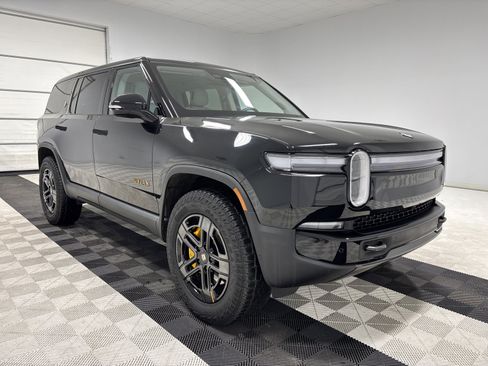 Used 2025 Rivian R1S Premium image 7