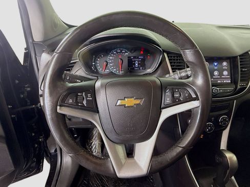 Used 2020 Chevrolet Trax LT w/ LT Convenience Package image 13