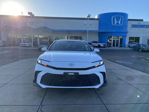Used 2025 Toyota Camry SE FWD image 3