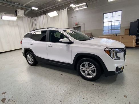 Used 2023 GMC Terrain SLE w/ Driver Convenience Package image 2