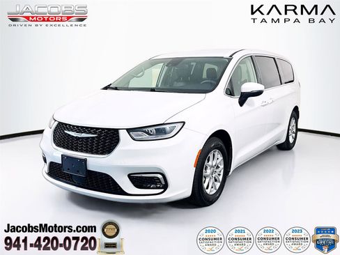 Used 2023 Chrysler Pacifica Touring-L FWD image 1