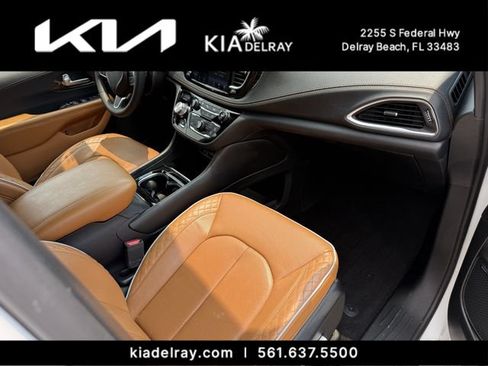 Used 2023 Chrysler Pacifica Pinnacle FWD image 11