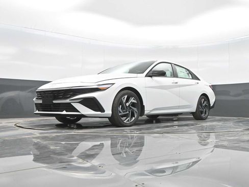 Certified 2025 Hyundai Elantra SEL FWD image 32