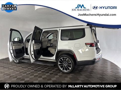 Used 2022 Jeep Wagoneer Series III w/ Premium Group I image 18