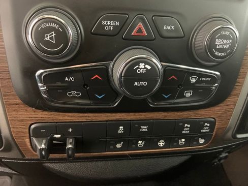 Used 2019 RAM 1500 Laramie AWD/4WD image 16