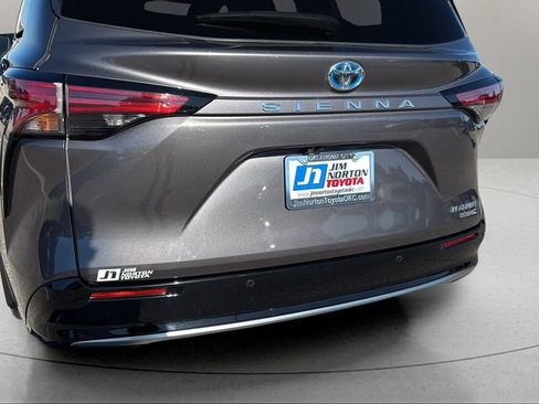 Used 2021 Toyota Sienna Platinum FWD image 12