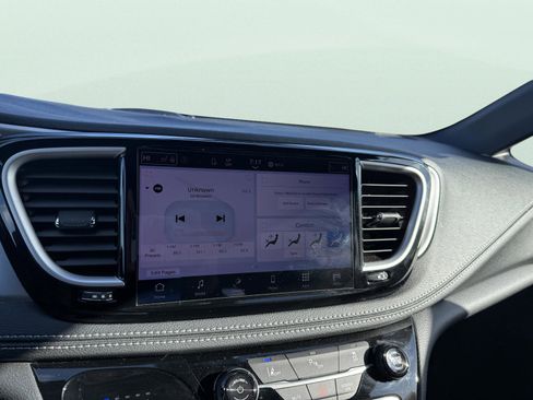 Used 2023 Chrysler Pacifica Touring-L w/ S Appearance Package image 23