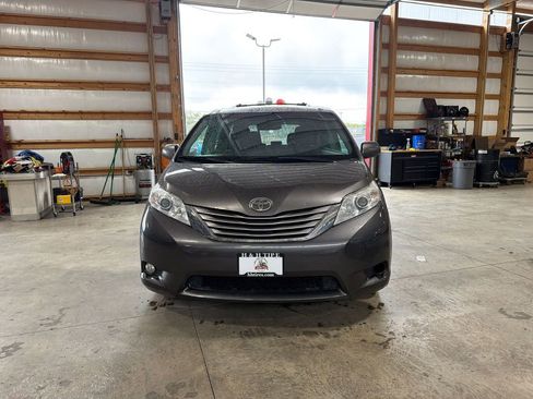 Used 2017 Toyota Sienna XLE AWD/4WD image 5
