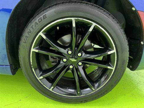 Used 2018 Dodge Charger SXT w/ Blacktop Package RWD image 2