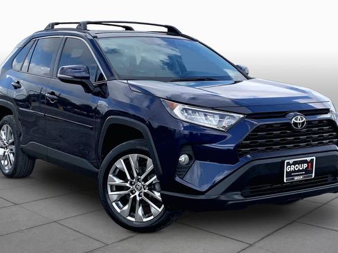 Used 2021 Toyota RAV4 XLE Premium image 3