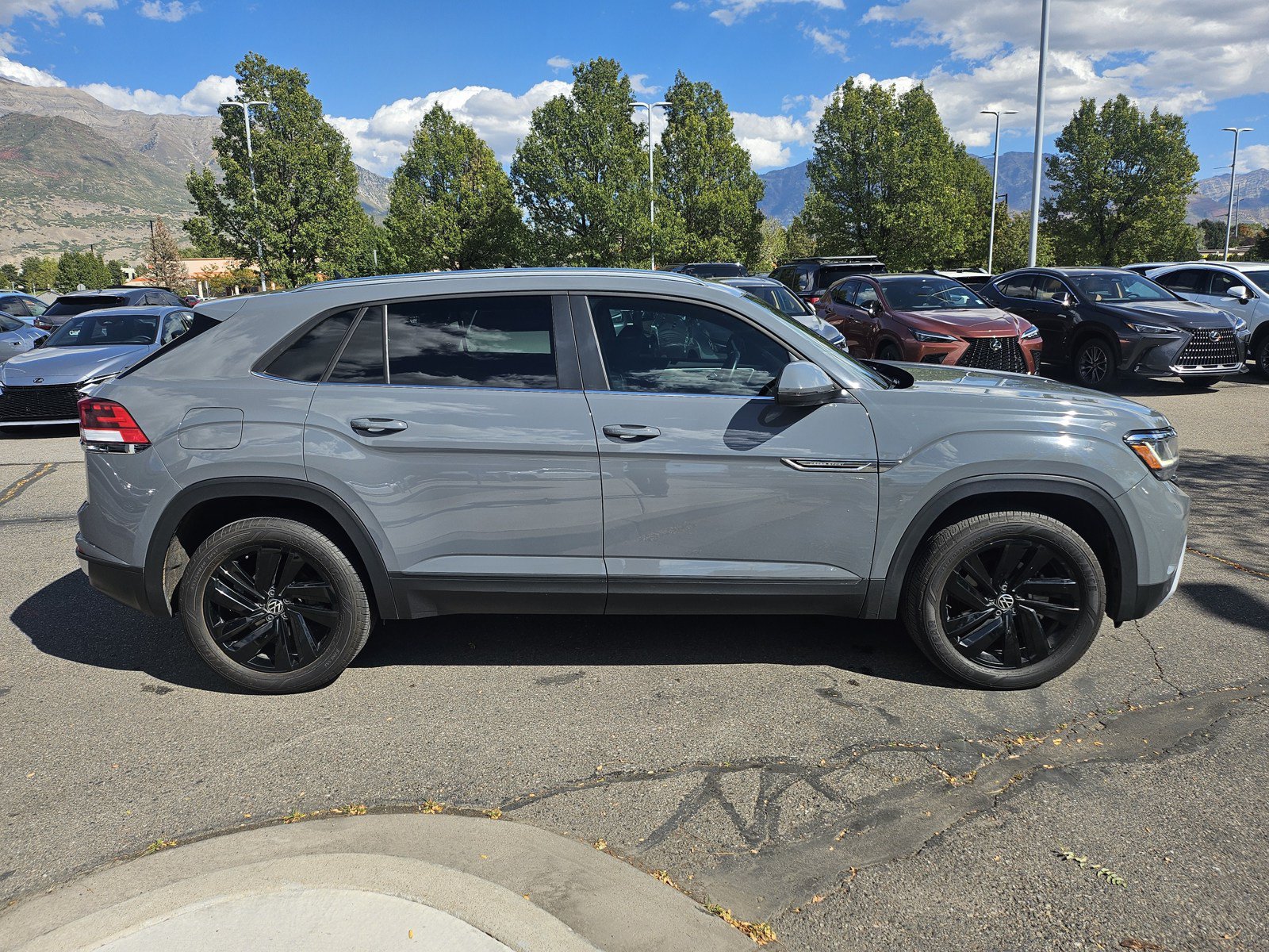 Used 2023 Volkswagen Atlas Cross Sport SE w/ Panoramic Sunroof Package AWD/4WD image 4
