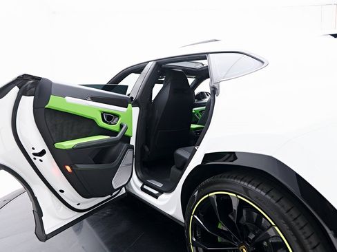 Used 2022 Lamborghini Urus image 36