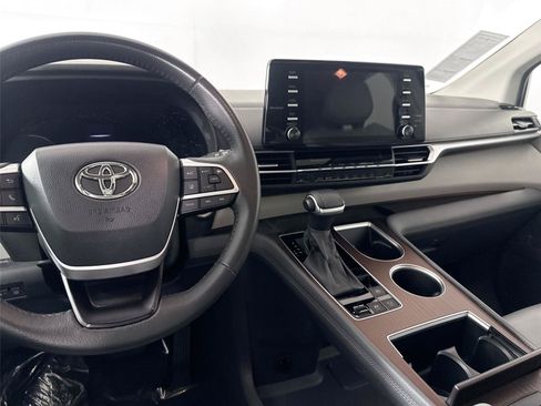 Certified 2024 Toyota Sienna XLE FWD image 32