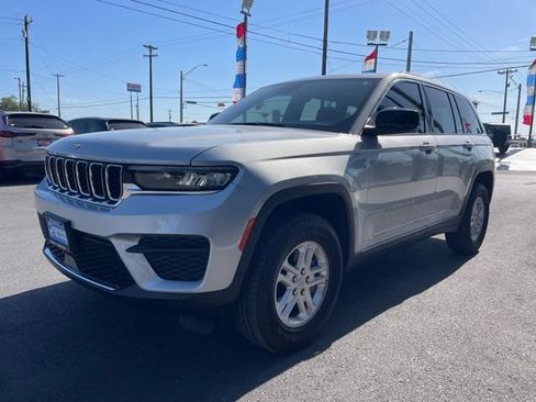 Used 2025 Jeep Grand Cherokee Laredo RWD image 3
