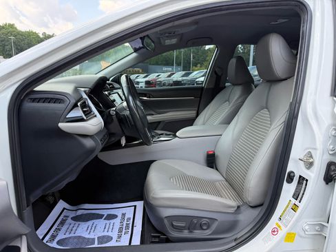 Used 2019 Toyota Camry SE FWD image 12