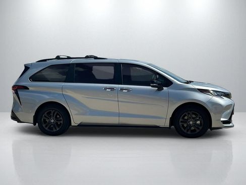Used 2025 Toyota Sienna XSE w/ XSE Premium Package AWD/4WD image 4