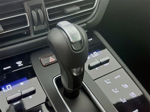 New 2026 Porsche Macan image 19