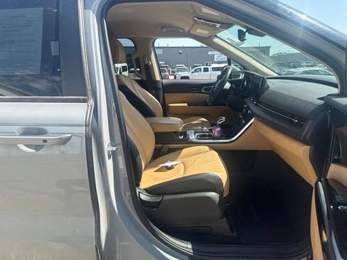 Used 2024 Kia Carnival EX FWD image 19