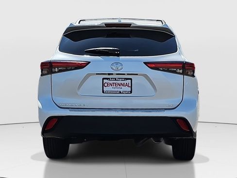 Used 2023 Toyota Highlander XLE FWD image 6