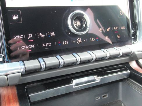 Used 2025 GMC Yukon XL Denali AWD/4WD image 28