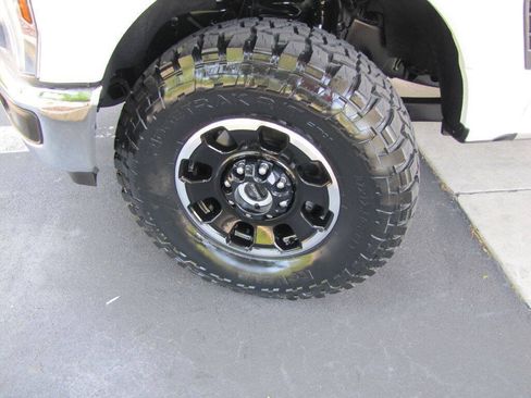 Used 2025 Ford F250 Lariat w/ Tremor Off-Road Package AWD/4WD image 38