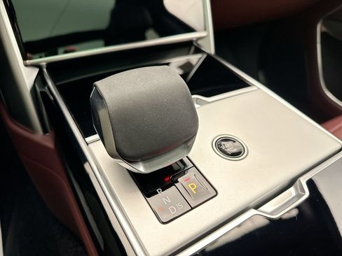 Certified 2025 Land Rover Range Rover SE AWD/4WD image 9
