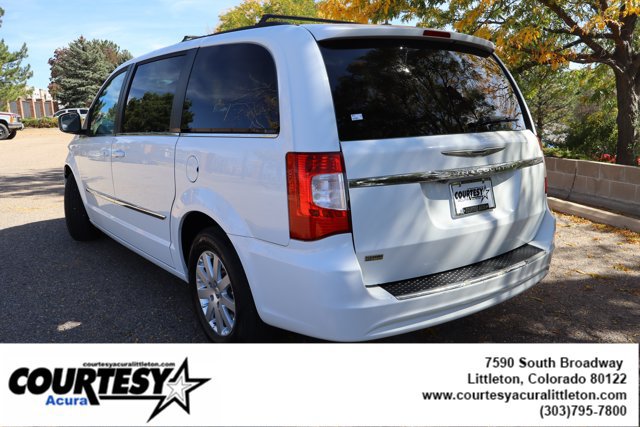 Used 2015 Chrysler Town & Country Touring FWD image 4