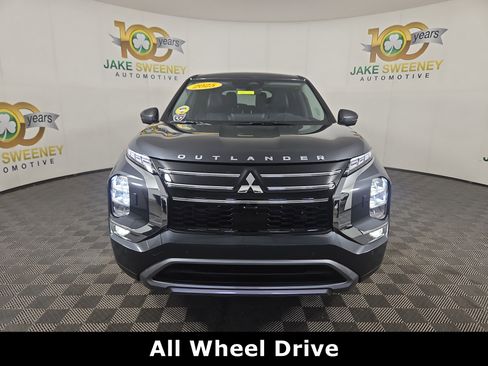 New 2025 Mitsubishi Outlander SE image 2