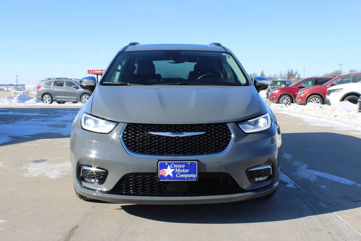 Used 2023 Chrysler Pacifica Limited FWD image 3