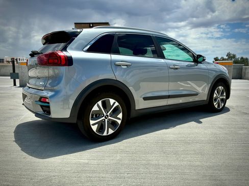 Used 2022 Kia Niro EX Premium FWD image 10