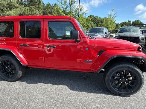 Used 2025 Jeep Wrangler Unlimited Sahara w/ Safety Group AWD/4WD image 7