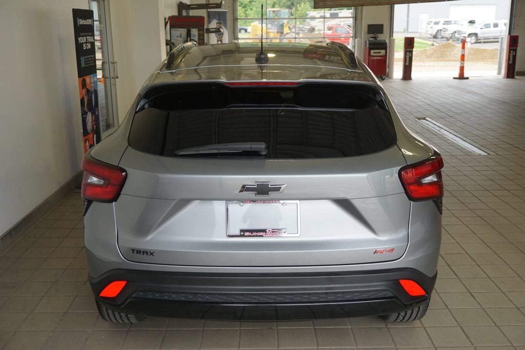 Used 2024 Chevrolet Trax RS w/ Sunroof Package FWD image 17