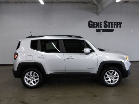 Used 2018 Jeep Renegade Latitude w/ Cold Weather Group AWD/4WD image 3