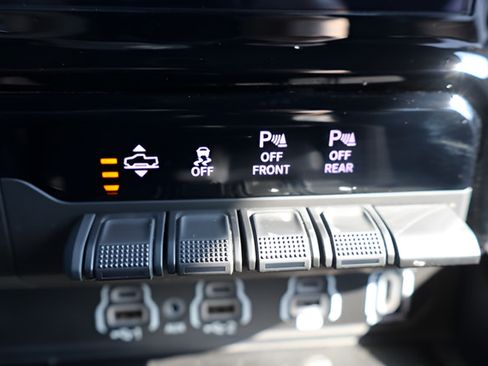 Used 2025 RAM 1500 Limited AWD/4WD image 15