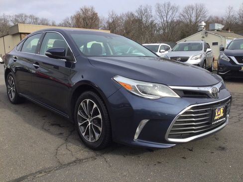 Used 2017 Toyota Avalon XLE image 3