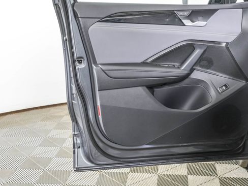 Used 2025 Volkswagen Tiguan SE w/ Panoramic Sunroof Package image 34