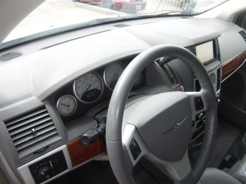 Used 2009 Chrysler Town & Country Touring image 26