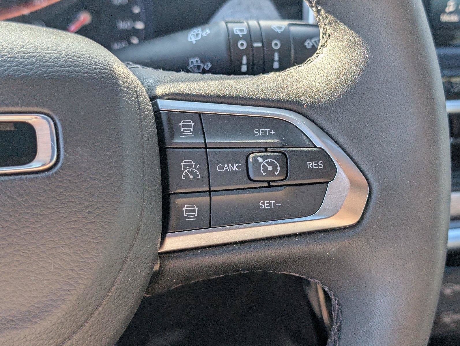 Used 2025 Jeep Compass Latitude w/ Convenience Group AWD/4WD image 28