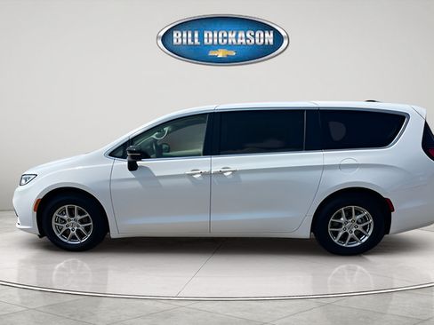 Used 2024 Chrysler Pacifica Touring-L FWD image 4