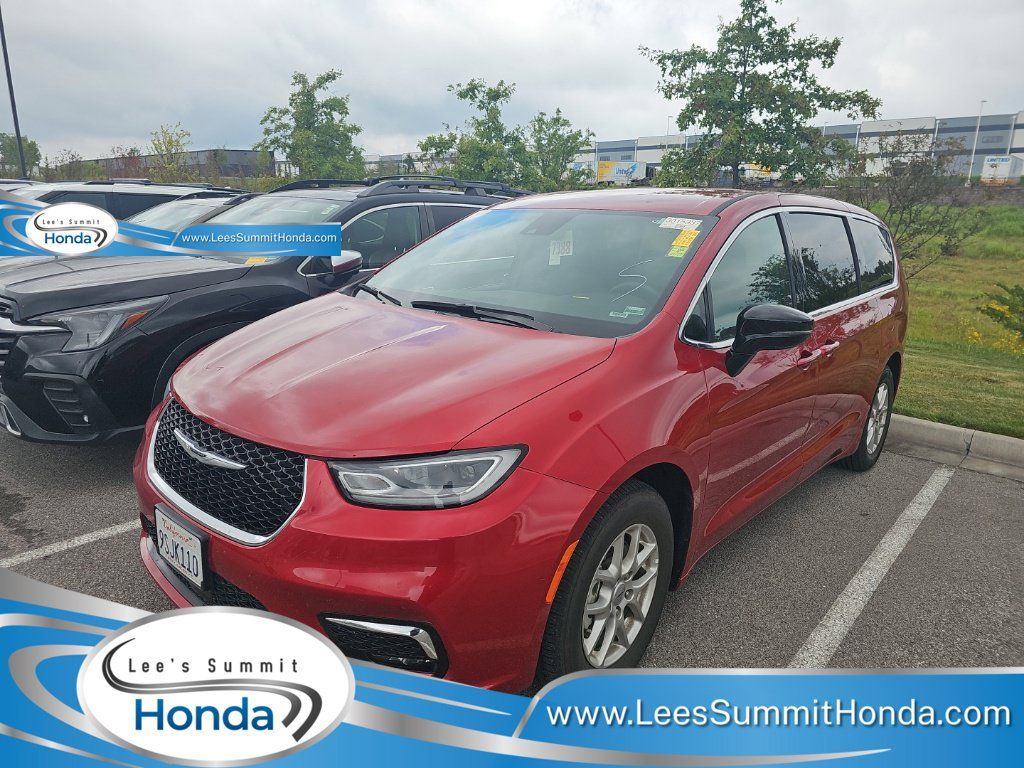 Used 2025 Chrysler Pacifica Select FWD image 1