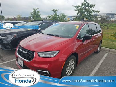 Used 2025 Chrysler Pacifica Select