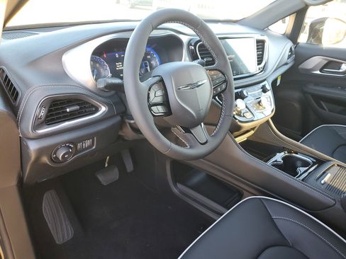 New 2026 Chrysler Pacifica Limited w/ S Appearance Package image 16