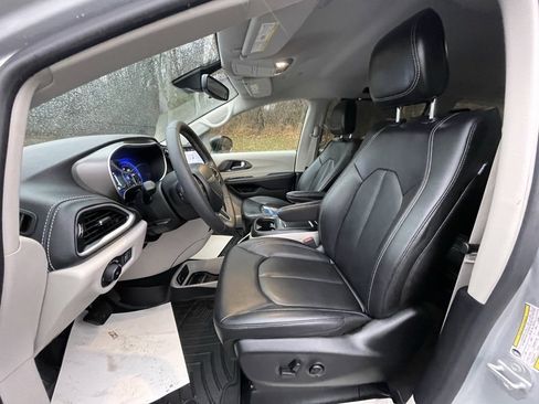 Used 2024 Chrysler Pacifica Touring-L image 29