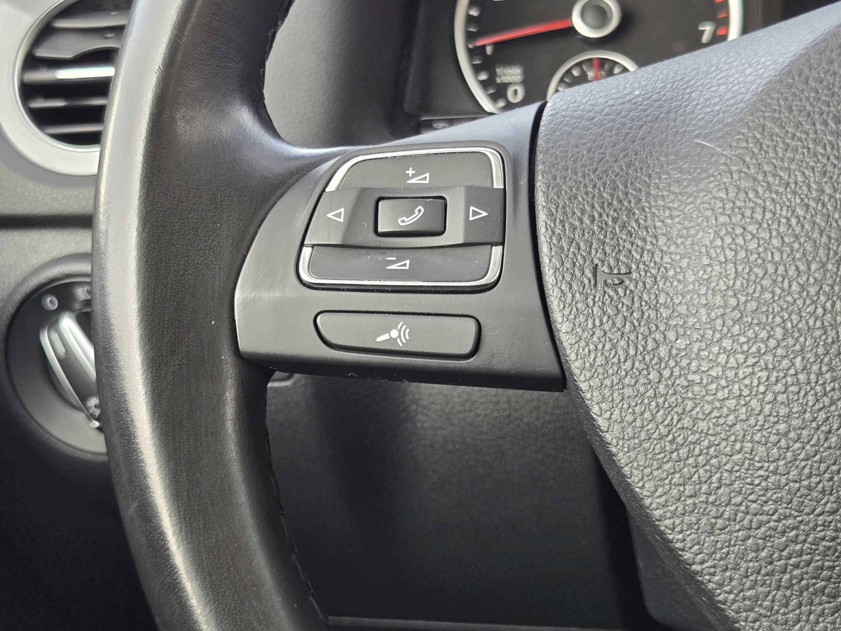 Used 2014 Volkswagen Tiguan S AWD/4WD image 24