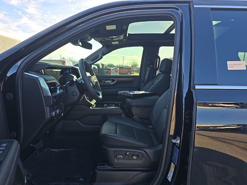 Used 2025 GMC Yukon Denali w/ Sun & Power Step Package image 11