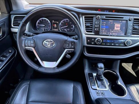 Used 2018 Toyota Highlander XLE AWD/4WD image 6