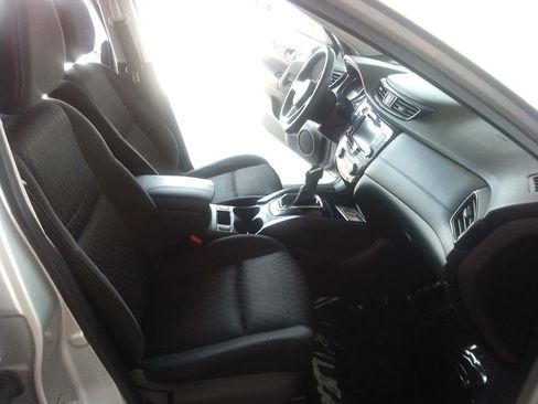 Used 2020 Nissan Rogue SV FWD image 16